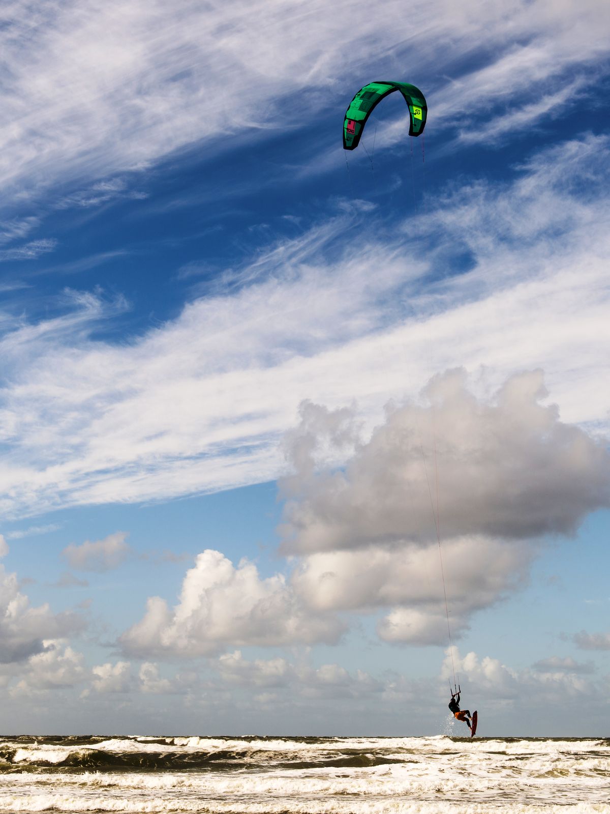 Kitesurfeur sur l’océan Atlantique à Essaouira